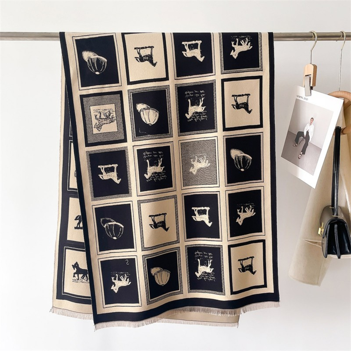 Zachte warme sjaal met paarden - Vintage Fashion Patterns recensie en prijs